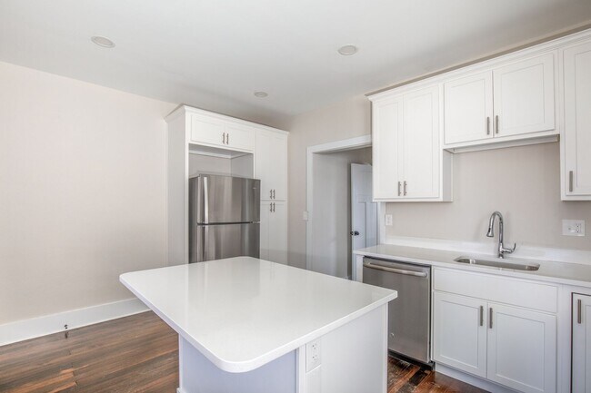 Building Photo - Charming Renovation in the HEART of DOGTOWN!