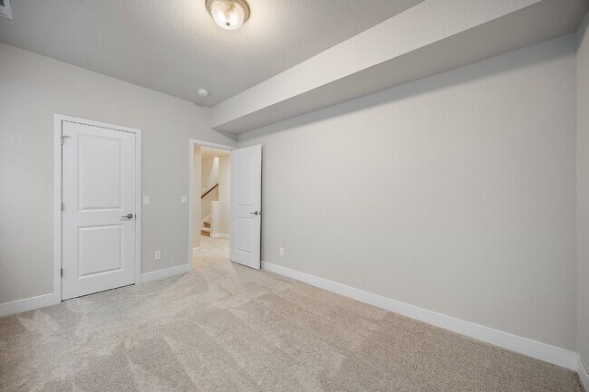 Building Photo - Modern 4 Bedroom, 2 Bathroom Westside Home with Balcony Views of Garden of the Gods!