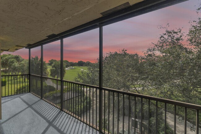 Building Photo - 200 Jacaranda Country Club Dr