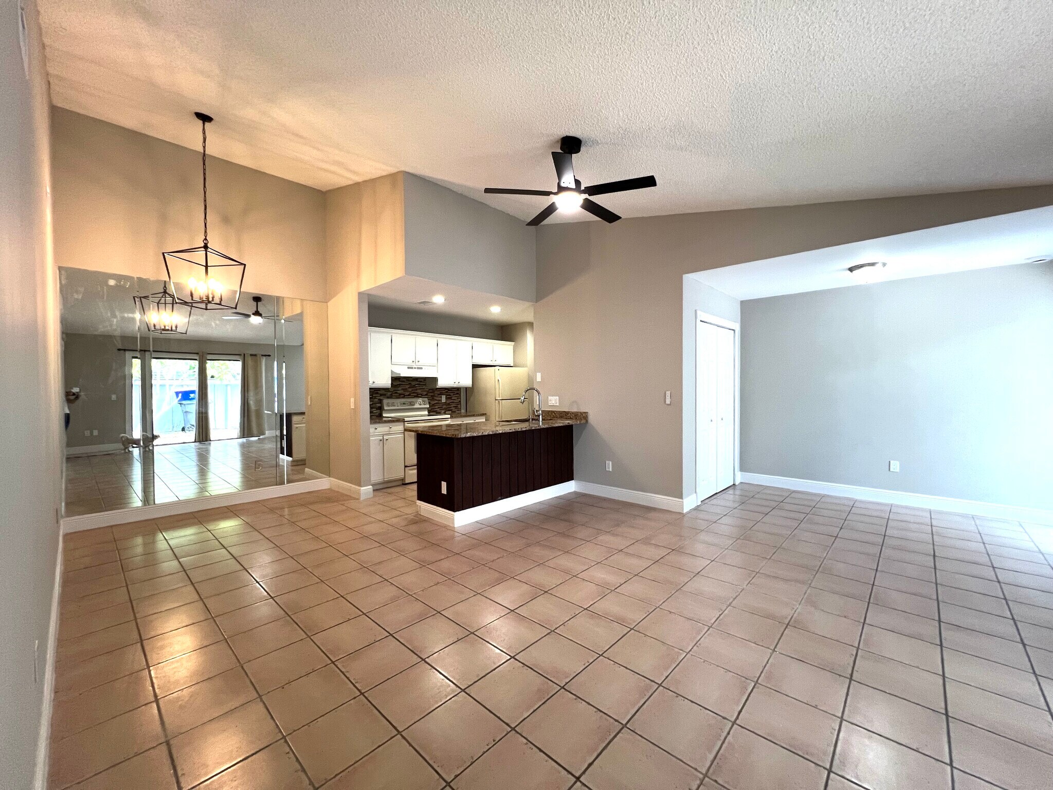 Building Photo - 1077 Goldenrod Rd