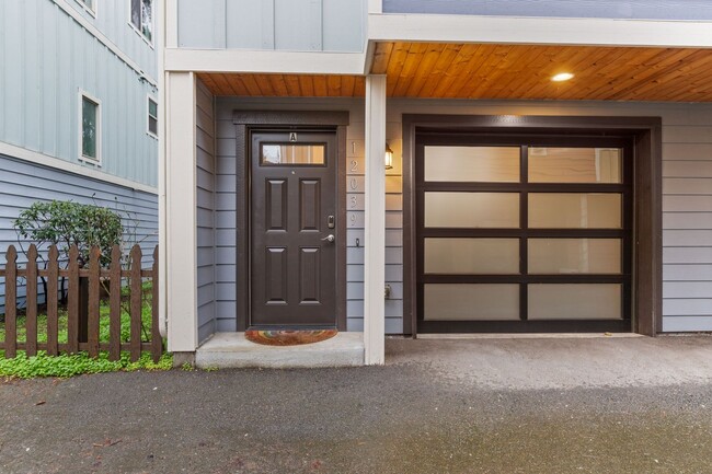 Building Photo - 2bd/2.5ba Seattle Townhome