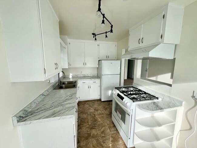 Building Photo - Spectacular Bay Views With a wrap around P...