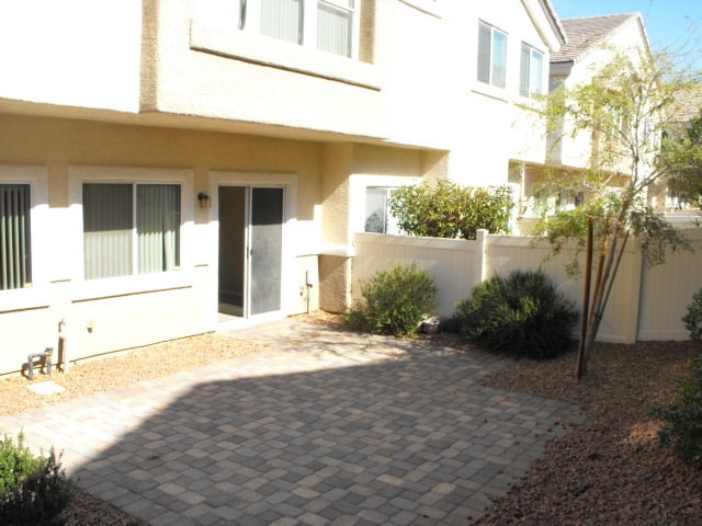 Building Photo - Spacious Henderson townhouse featuring   3 bedrooms PLUS 2 car garage.