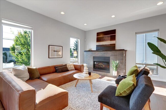 Building Photo - $500 off first month's rent! Spacious, light-filled 4-bdrm/3.5-bath home w/ roof deck