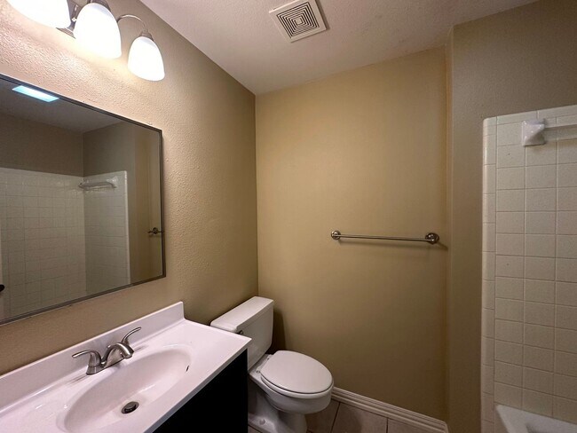 Building Photo - Charming 3 Bedroom in Flint!