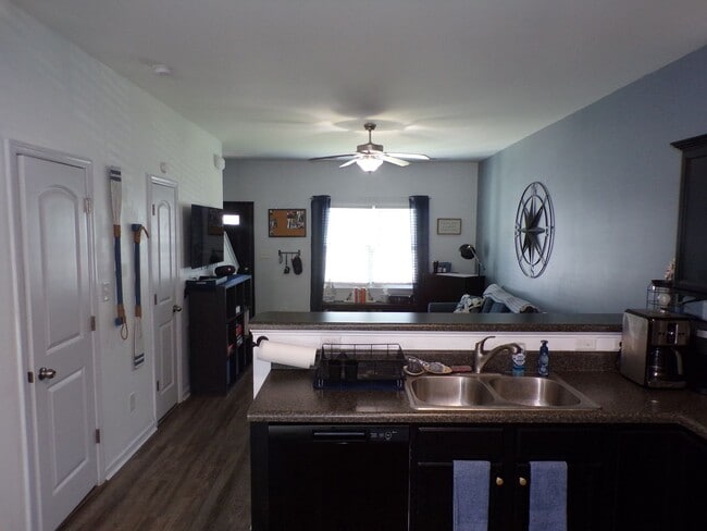 Building Photo - Two Bedroom Two and half Bathrooms Townhome!