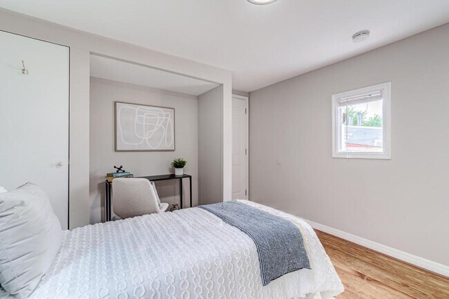 Building Photo - Bright and Newly Updated Apartment in the Heart of Old Town!