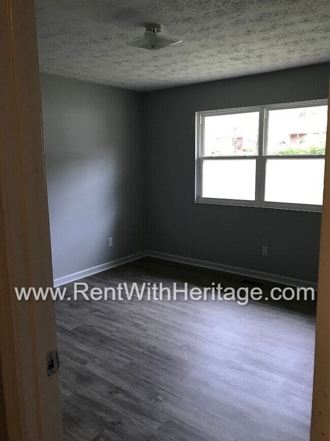 Building Photo - FANTASTIC 2 BEDROOM 1.5 BATH DUPLEX WITH ALL THE UPGRADES / GREAT LOCATION