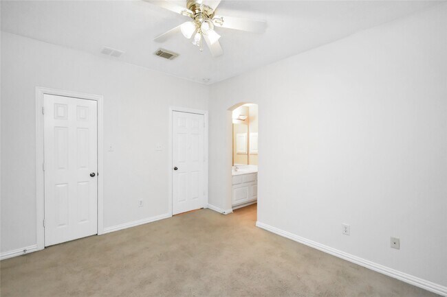 Building Photo - 10 E Artist Grove Cir