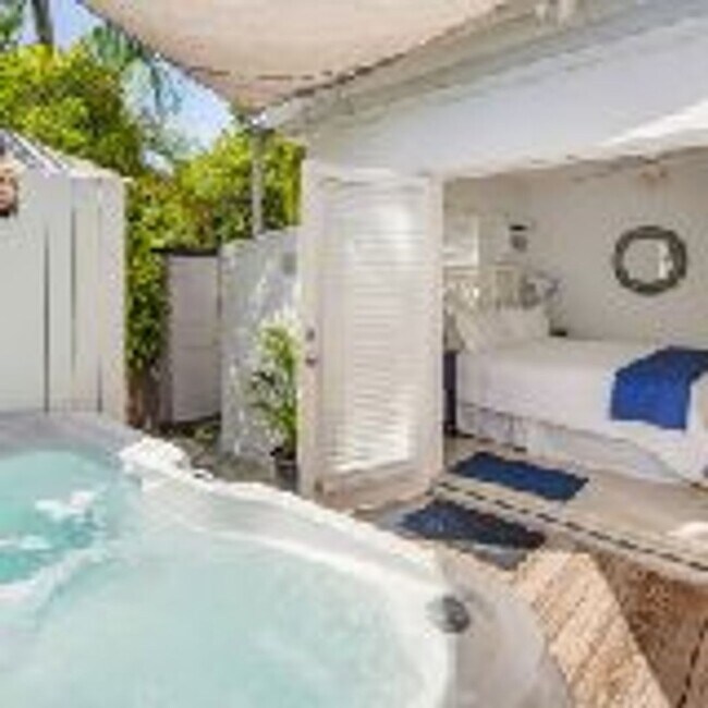 Building Photo - Beautiful Condo with Private Hot Tub!