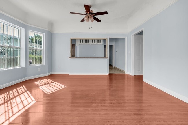 Building Photo - 640 E 54th St