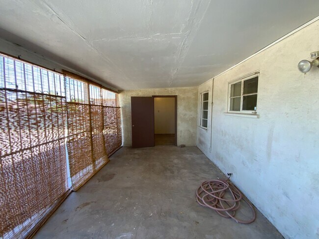 Building Photo - 2 Bedroom Single Story Home Available Near...