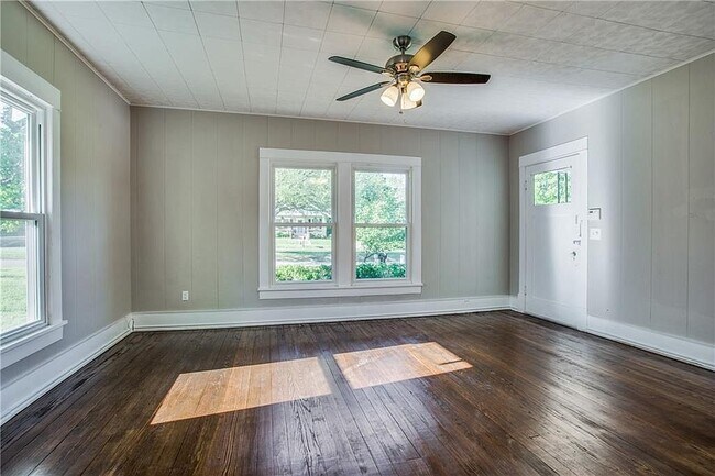 Building Photo - 1126 W Woodard St