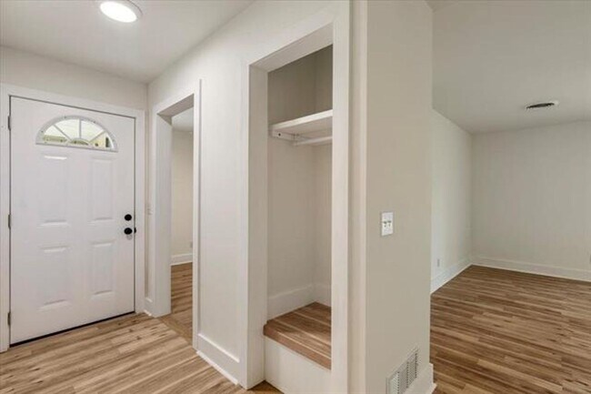 Building Photo - 3 Bedroom, 1.5 Bath Beauty!
