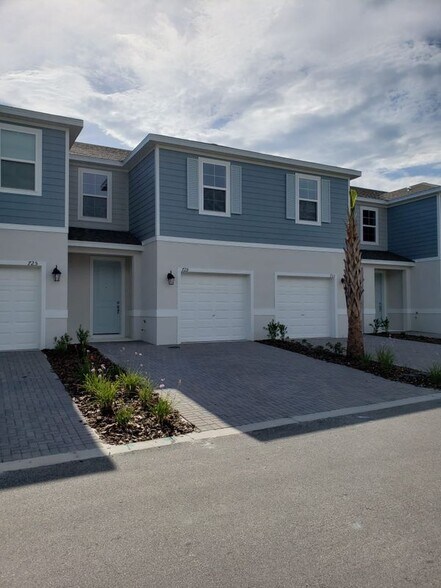 Building Photo - 729 W Oak Dr