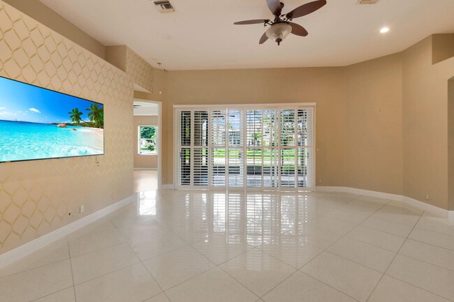 Building Photo - 12372 Cascades Pointe Dr