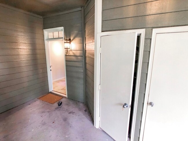 Building Photo - Beautiful Updated 2BR/2BA Condo Near Beltline