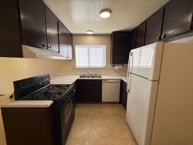 Building Photo - 3 bed 1 bath available in North Highlands!