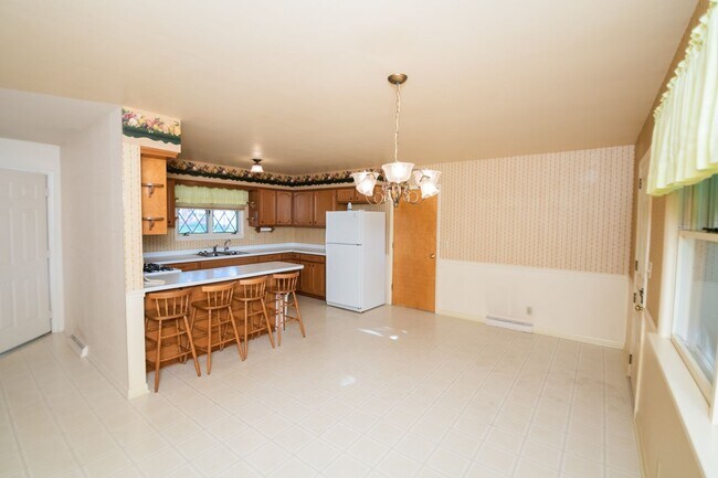 Building Photo - 3 bed 2 bath home in Valparaiso