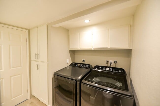 Building Photo - Fully Remodeled unit in the beautiful gate...
