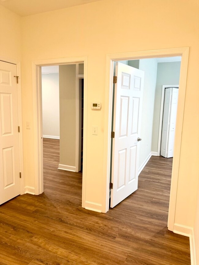 Building Photo - Upscale Townhome in Market Common! MOVE-IN READY!