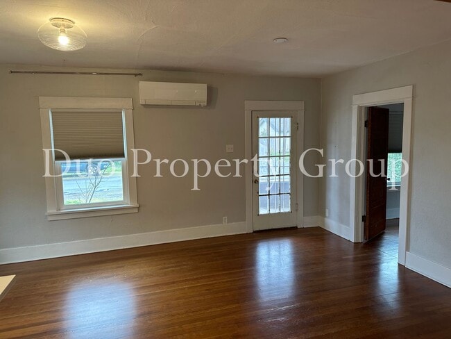 Building Photo - Charming Washburne Home