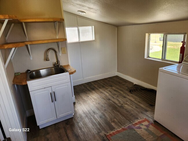 Building Photo - Beautiful home in a private country setting - Lots of light, Great Location.