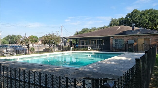 Building Photo - Sunset Crossing