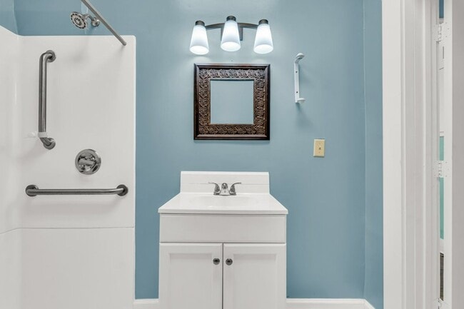 Building Photo - Spacious 3-bedroom, 2 full-bath property suited for residential living or commercial use