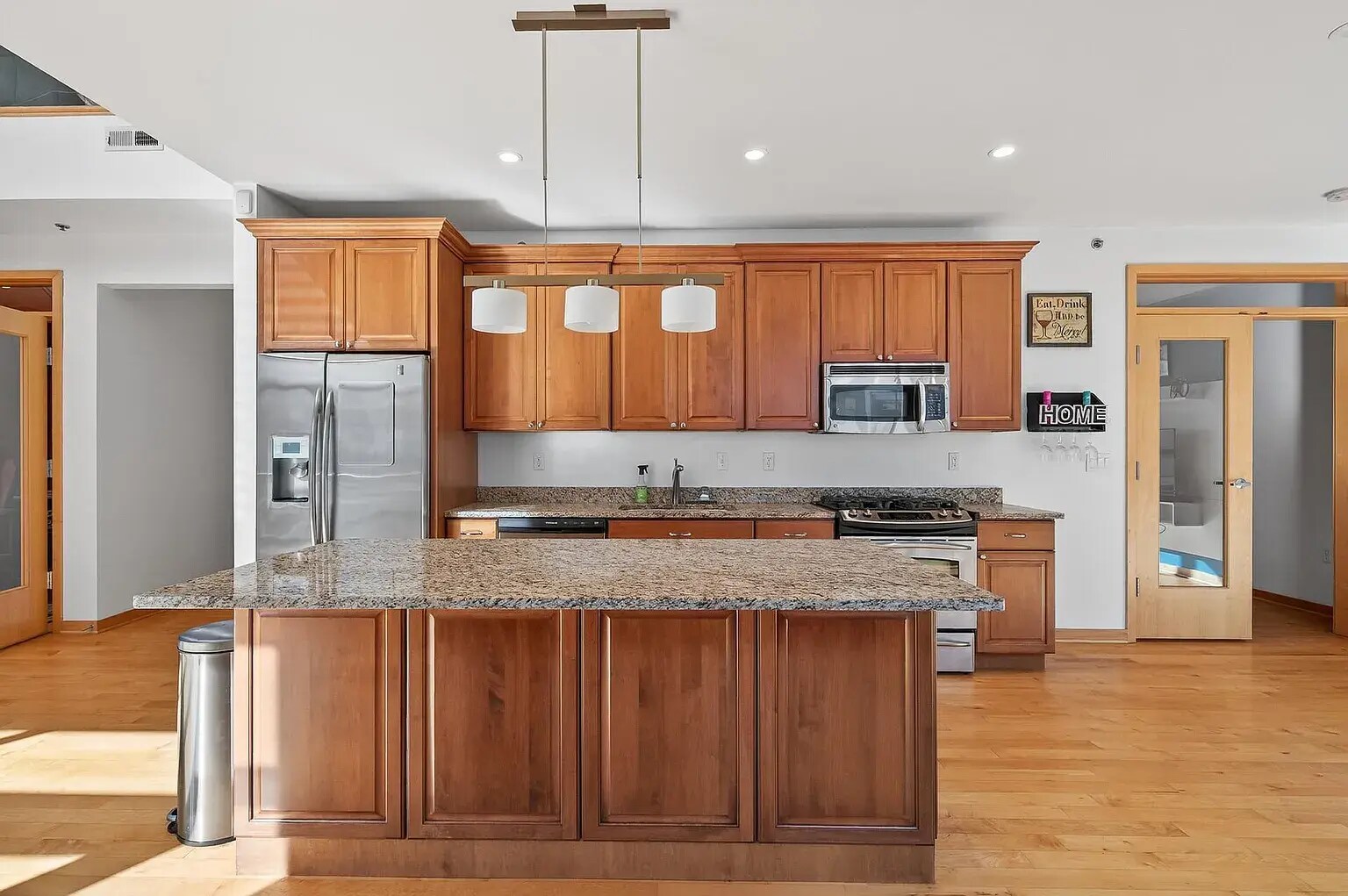 Building Photo - 3104 W Lake St