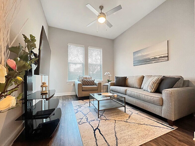 Building Photo - 2615 N Grady Ave