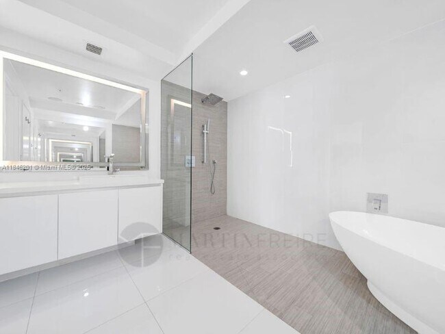 Building Photo - 300 Sunny Isles Blvd