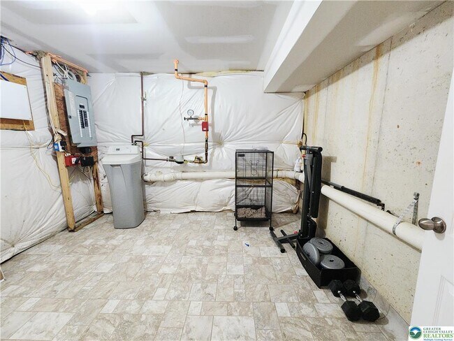 Building Photo - 937 King Way