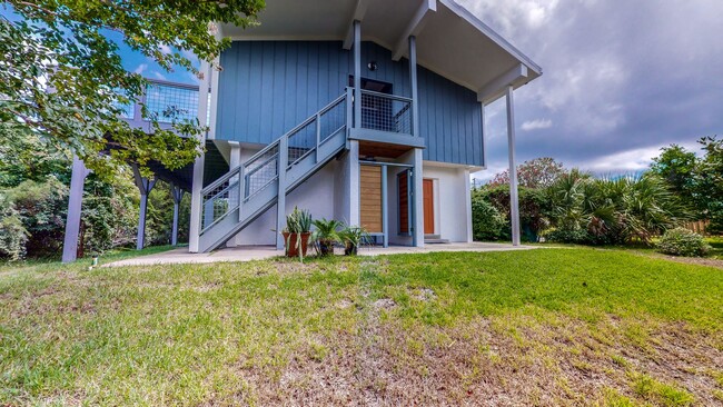 Building Photo - Fully renovated 4 Bedroom / 3 Bathroom hom...