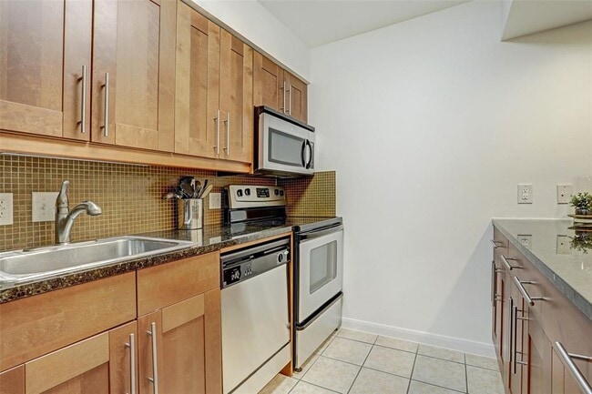 Building Photo - 7685 Northcross Dr