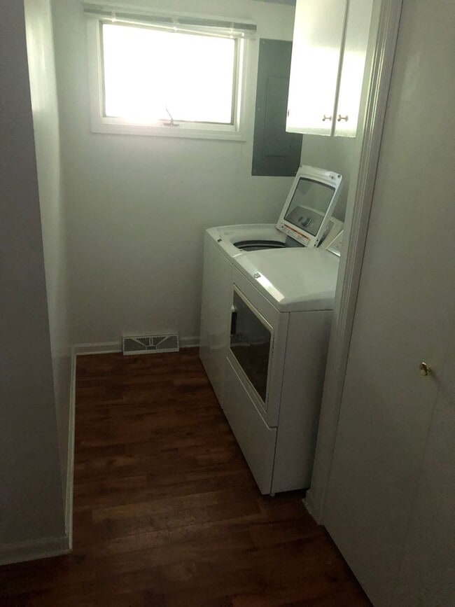 Building Photo - Quaint 2 bedroom perched atop 1.7 wooded a...