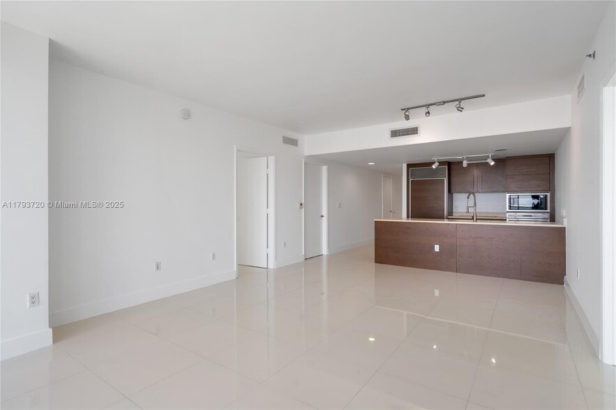 Building Photo - 475 Brickell Ave