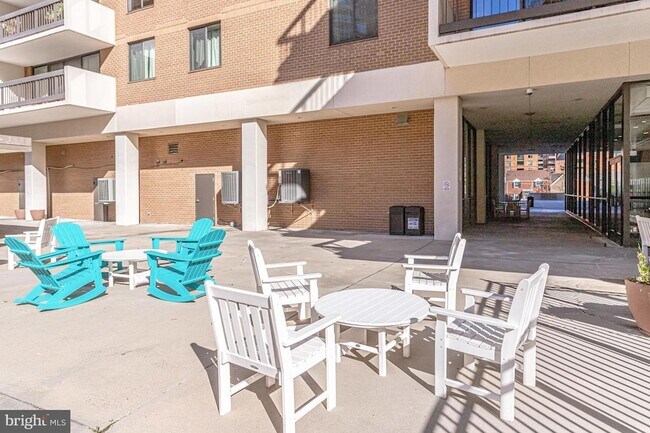 Building Photo - 3800 Fairfax Dr