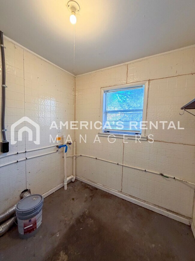 Building Photo - Half-Month Off Move-in Special! Cozy & Convenient 3-Bedroom Home for Rent! SECTION 8 FREINDLY!