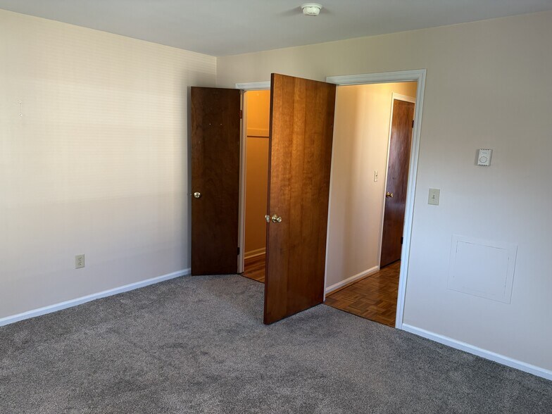 Building Photo - 5605 Happy Hollow Rd