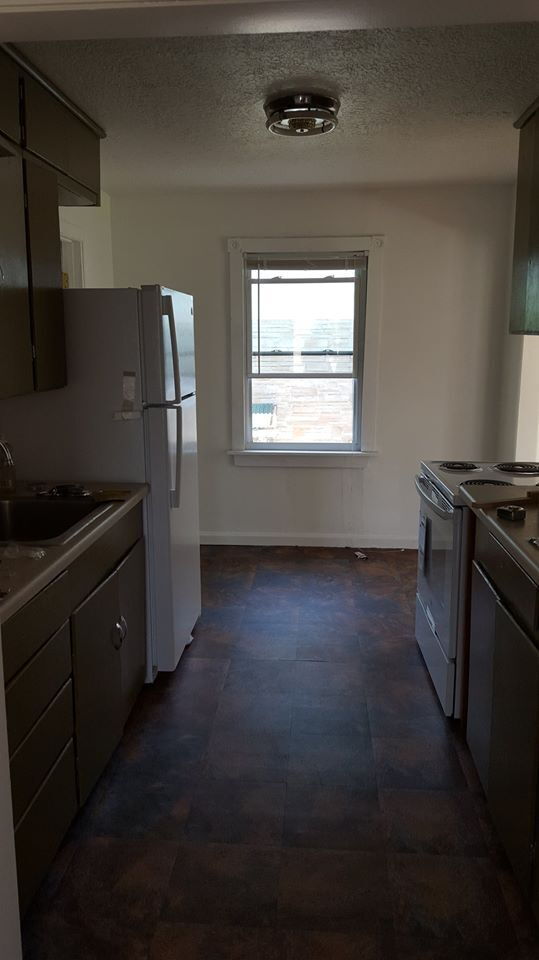 Building Photo - TWO BEDROOM HOME WITH GARAGE