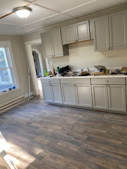 Building Photo - 335 Main St