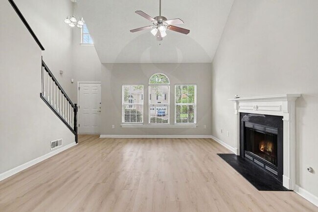 Building Photo - 4BR/2.5BA Home Conveniently Located Off Jimmy Carter Blvd!