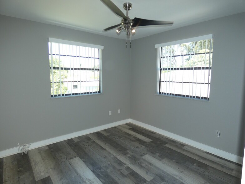 Building Photo - 14212 NE 4th Ave