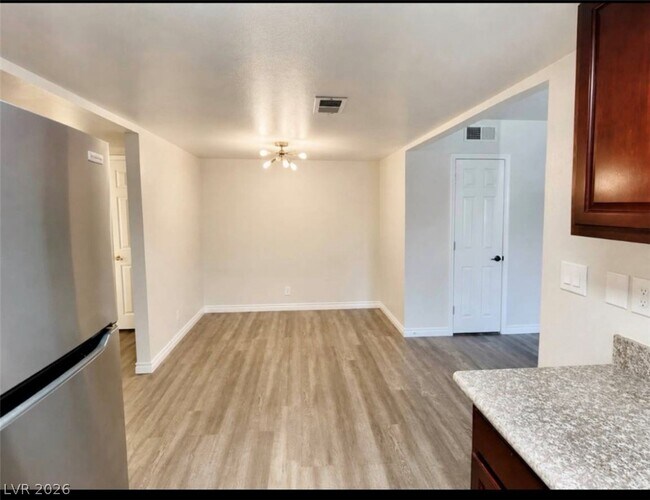 Building Photo - 5260 River Glen Dr