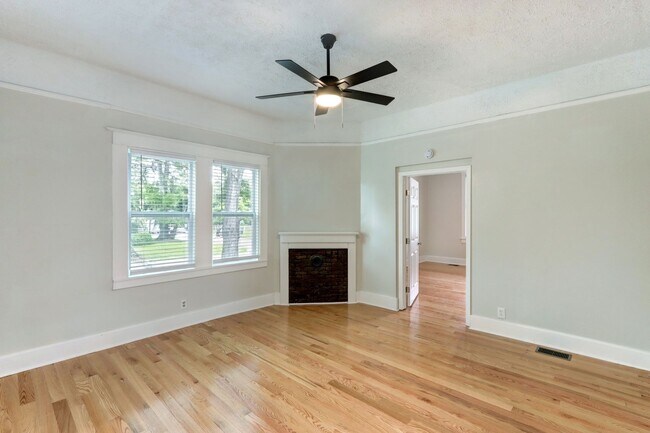 Building Photo - Renovated two bedroom apartment