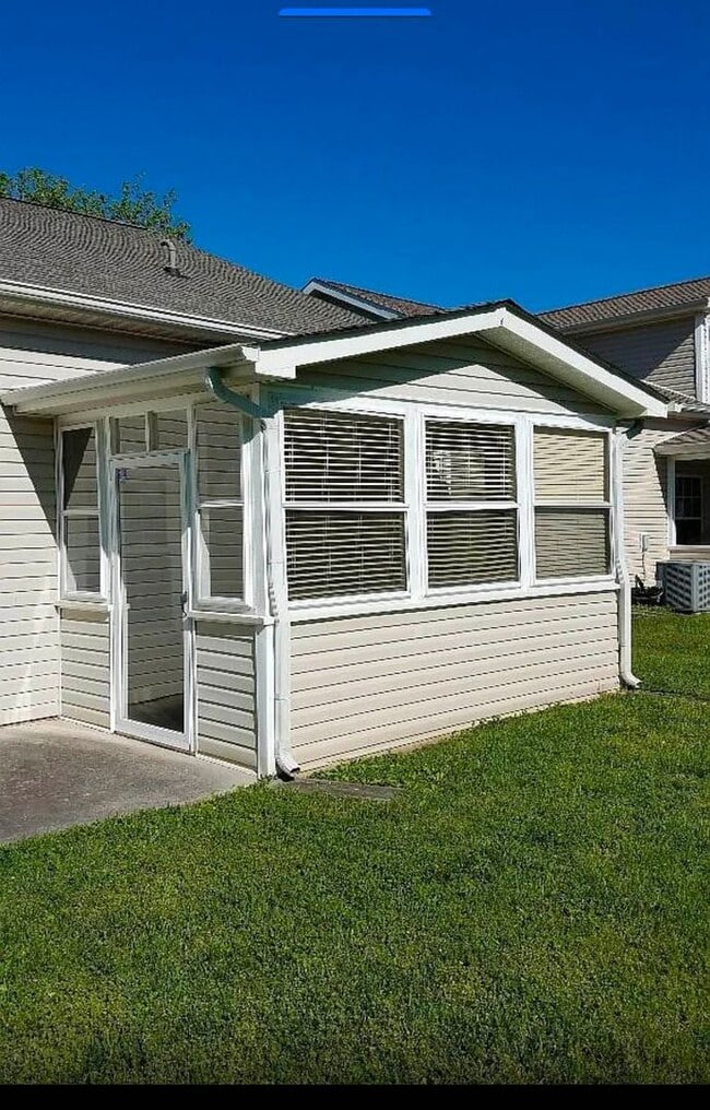 Building Photo - Knoxville 37934 - 2 bedroom, 2 bath condo - Contact Susan Niedergeses (865) 300-4722