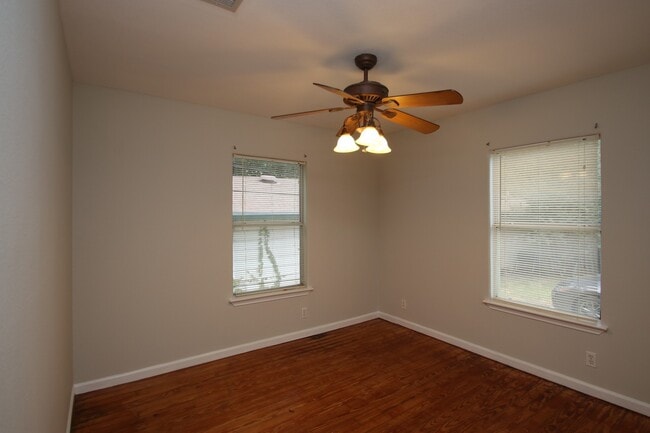 Building Photo - Great Three Bedroom House in Hyde Park Are...