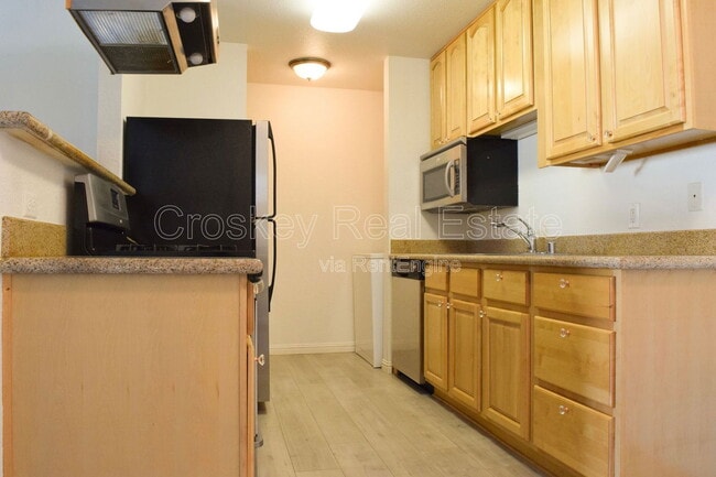 Building Photo - 2225 Lakeview Cir