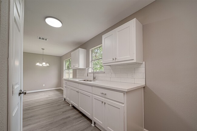 Building Photo - 8619 Valley Meadow Dr